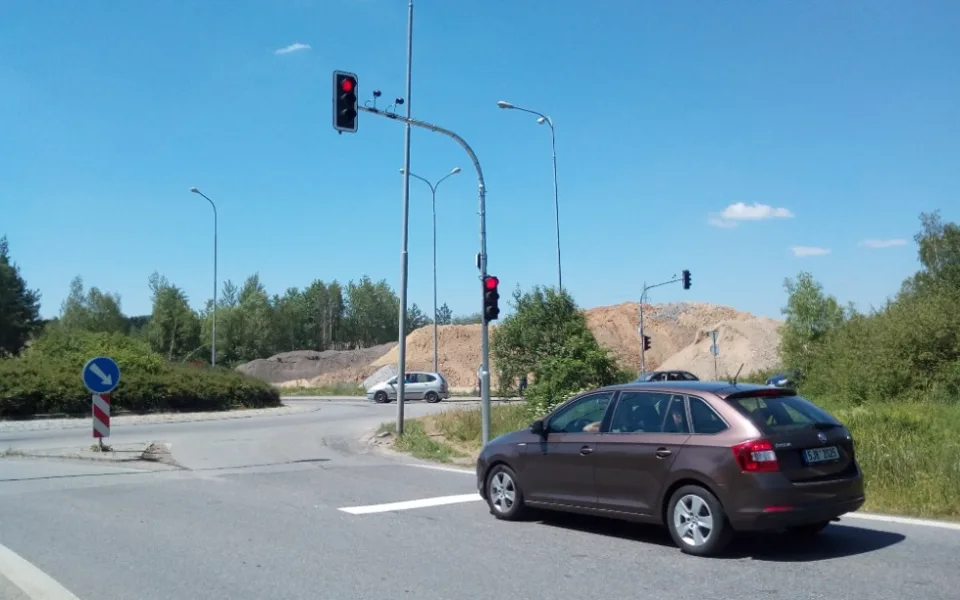 Kruhový objezd v průmyslové zóně už týden řídí semafory