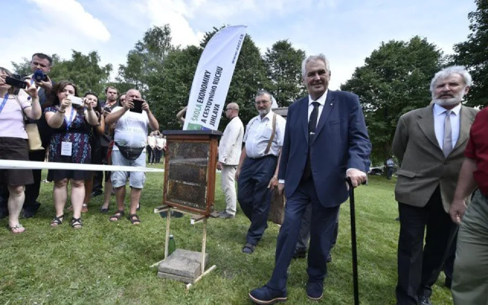 Miloš Zeman v Jihlavě přislíbil, že omezí nevybíravé verbální útoky. Poté otevřel naučnou stezku ve Smrčné