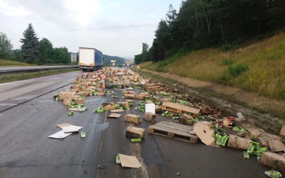 Zdrogovaný řidič vysypal na dálnici náklad vína