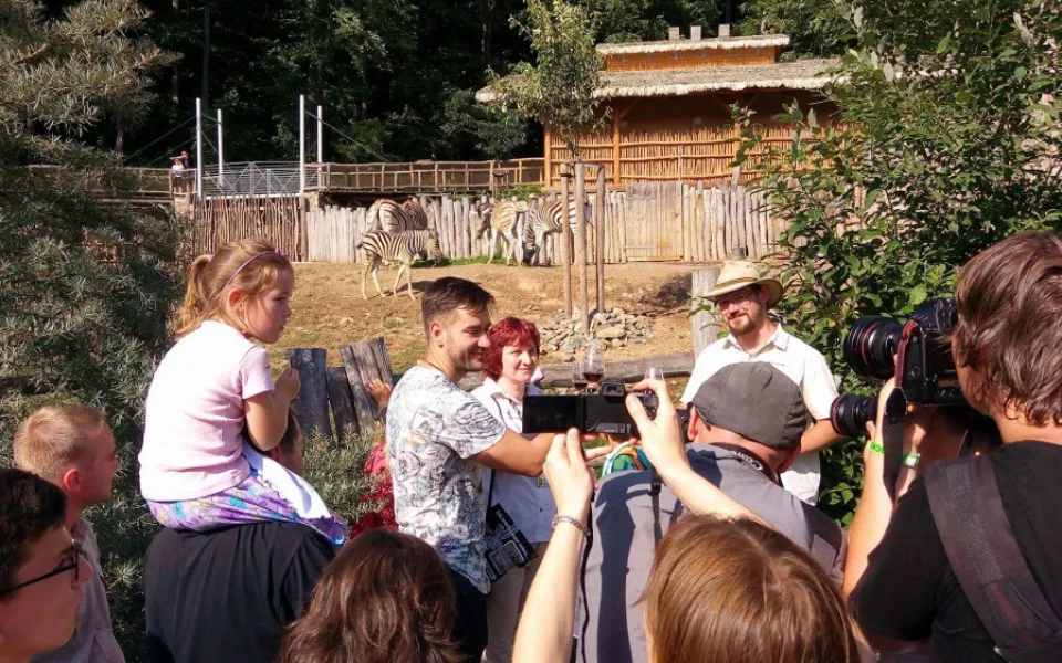 Sláva ve výběhu zeber. Před měsícem narozená kobylka byla pokřtěna na Medlin