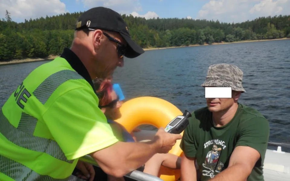 Na nádrži Dalešice našla policie při kontrole tři opilé vůdce plavidel
