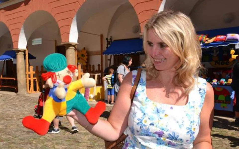 Začalo oblíbené Hračkobraní. U dětí vede lepenkové divadélko, maňásci a vláčky
