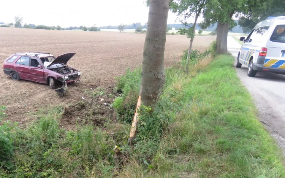 Osobní auto po střetu se stromem skončilo na poli. Řidič nadýchal 3,66 promile