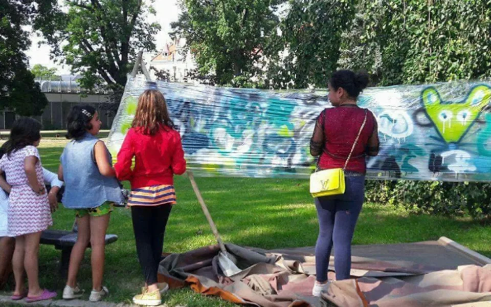 Besedy, netradiční hry nebo hudební projekce. Jihlavský Vrakbar pořádal akci Léto bez koruny