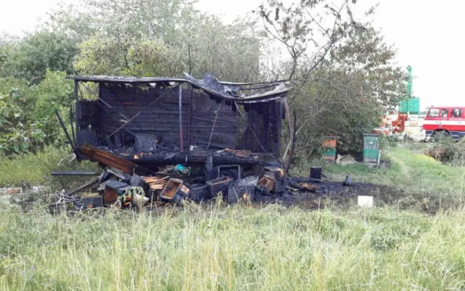 Tři jednotky hasičů likvidovaly požár včelínu v Rudě. Škoda je padesát tisíc korun