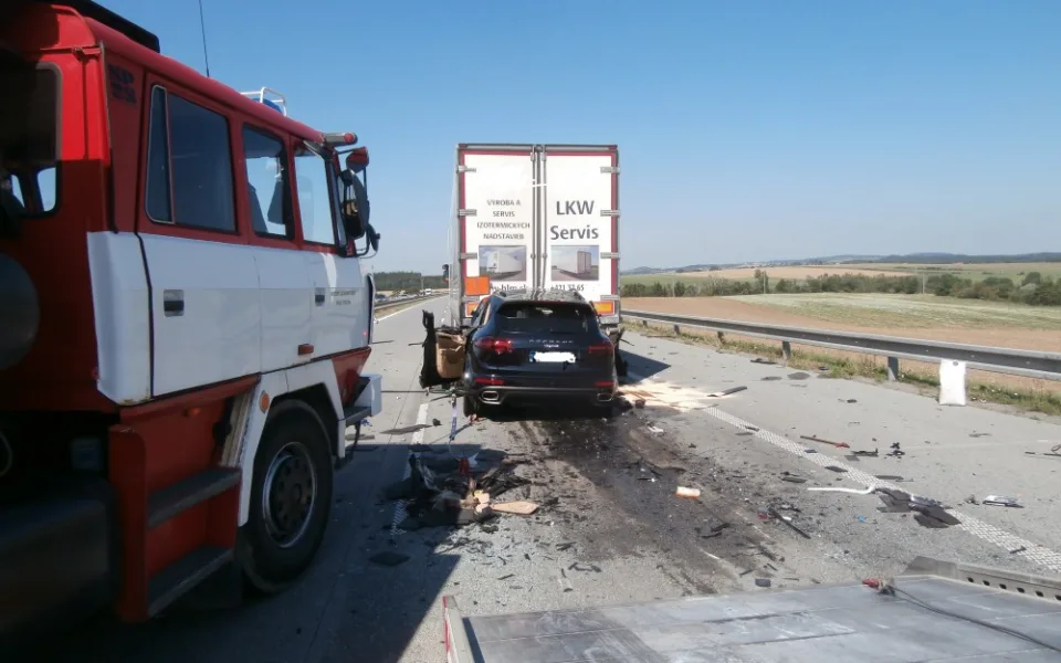 Na dálnici D1 zemřel řidič osobního auta. Nehoda zastavila provoz směrem na Prahu