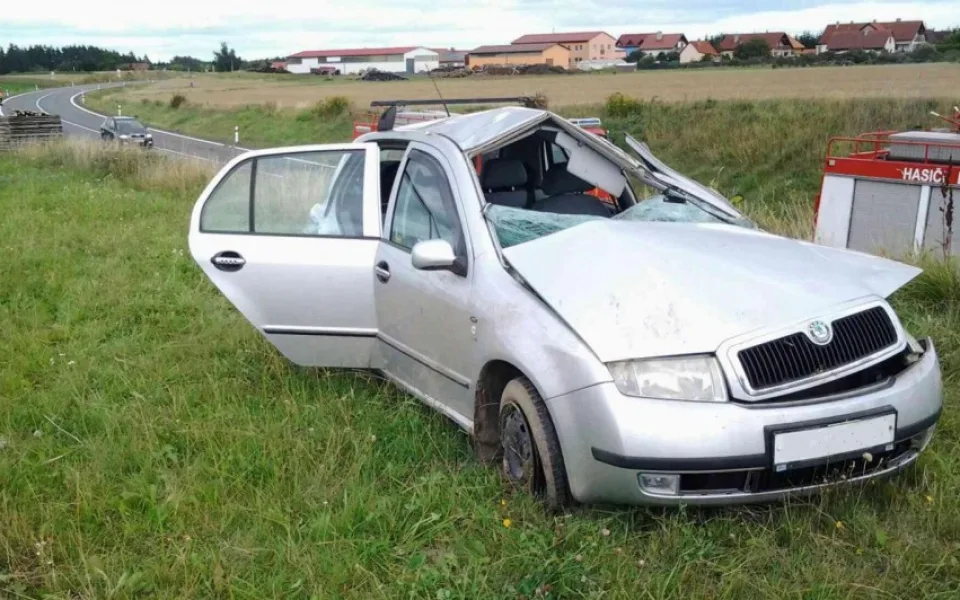 Osobní auto bouralo u Bohdalova. Nehoda si vyžádala zásah hasičů a čtyři zraněné 
