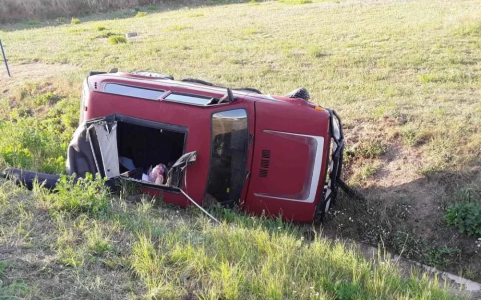Těžce zraněnému řidiči pomohl defibrilátor. Do nemocnice ho transportoval vrtulník