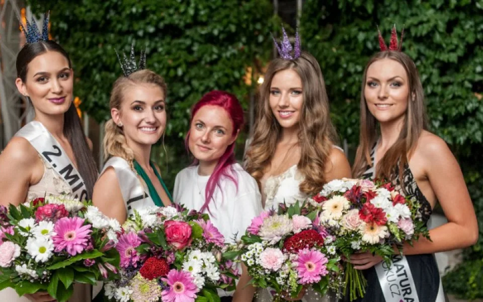 Zleva Aneta Nováková (2. místo), Lucie Šlezingrová (současná vítězka), Martina Matoušková (končící ředitelka soutěže), Dominika Rozmajzlová (3. místo) a Štěpánka Vaňková (Maturantka Sympatie) 