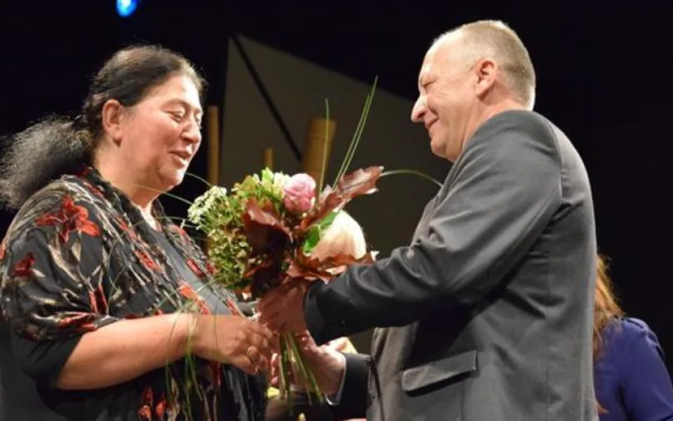 Ruth Šormová přebírá gratulaci od náměstka hejtmana Kraje Vysočina Pavla Fraňka