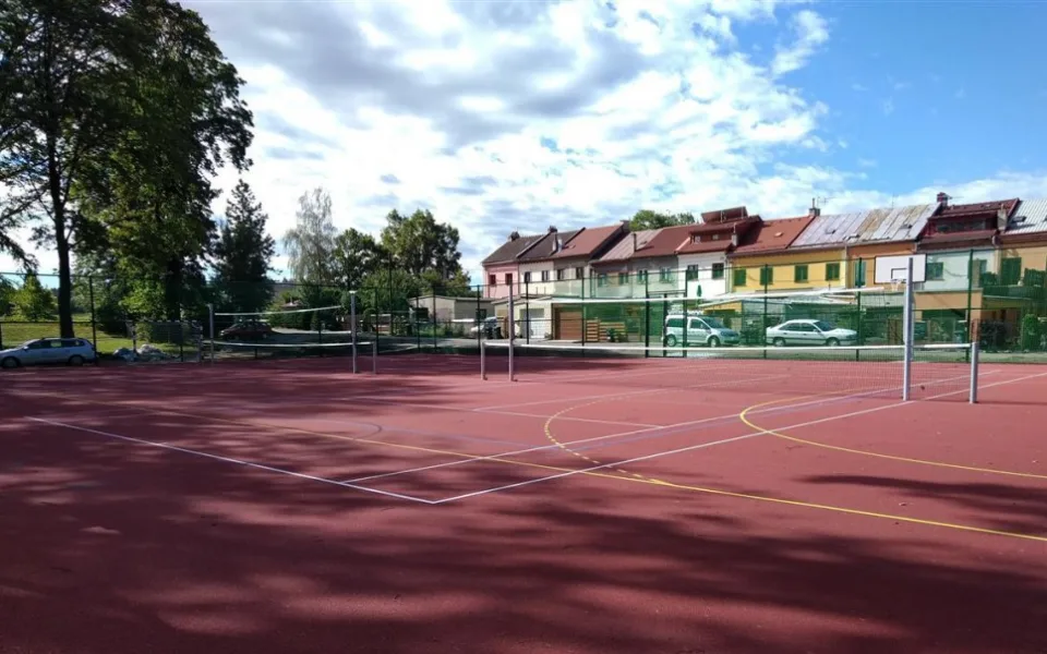 Lidé v Heleníně mohou využívat nové hřiště. Třeba na malou kopanou, tenis nebo volejbal