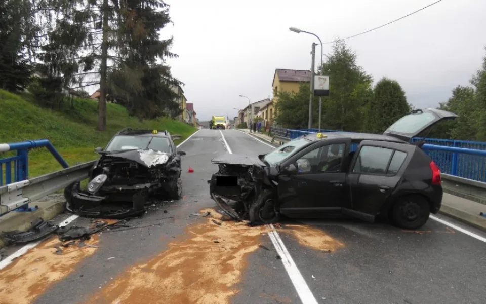 Opilý řidič způsobil nehodu v Mrákotíně. Tři lidé skončili v nemocnici, škoda je 350 tisíc korun