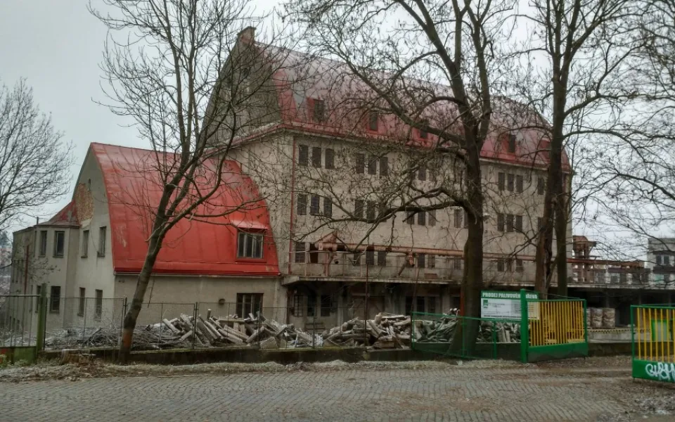Stoletá sýpka v centru Jihlavy se bourat nebude. Asi se promění v kanceláře a obchody