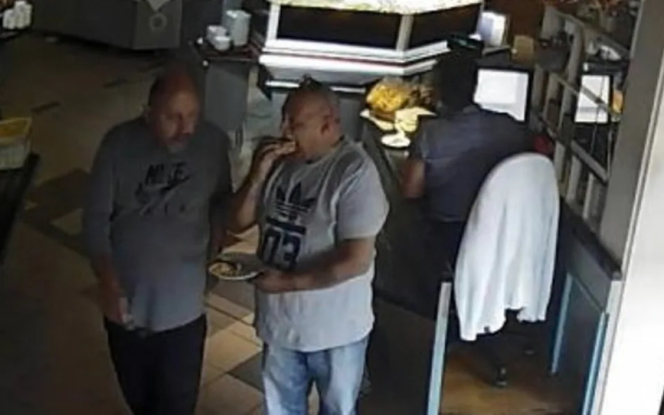 Pokladní v motorestu na dálnici byla okradena třemi muži. Hledá je policie