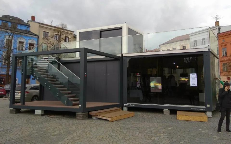 FOTO: Otevírá se Maják, festivalové centrum na Masarykově náměstí
