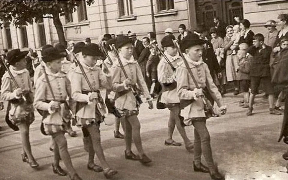 DRBNA HISTORIČKA: Havířské průvody - přes pochybné určení milénia až po vznik krásné tradice