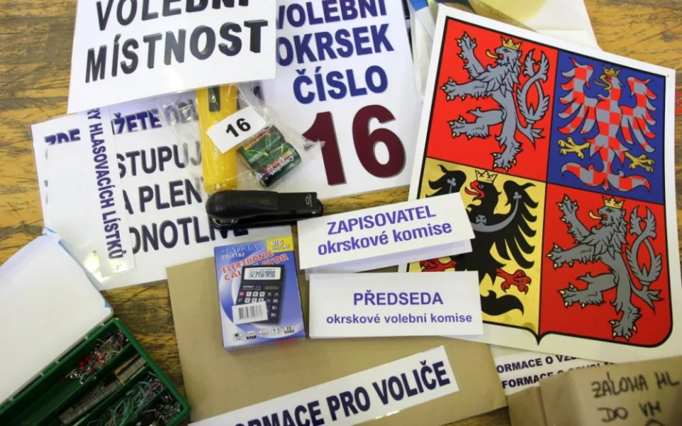 Na jihlavském magistrátu vrcholí přípravy. Na svém místě už jsou plenty a urny