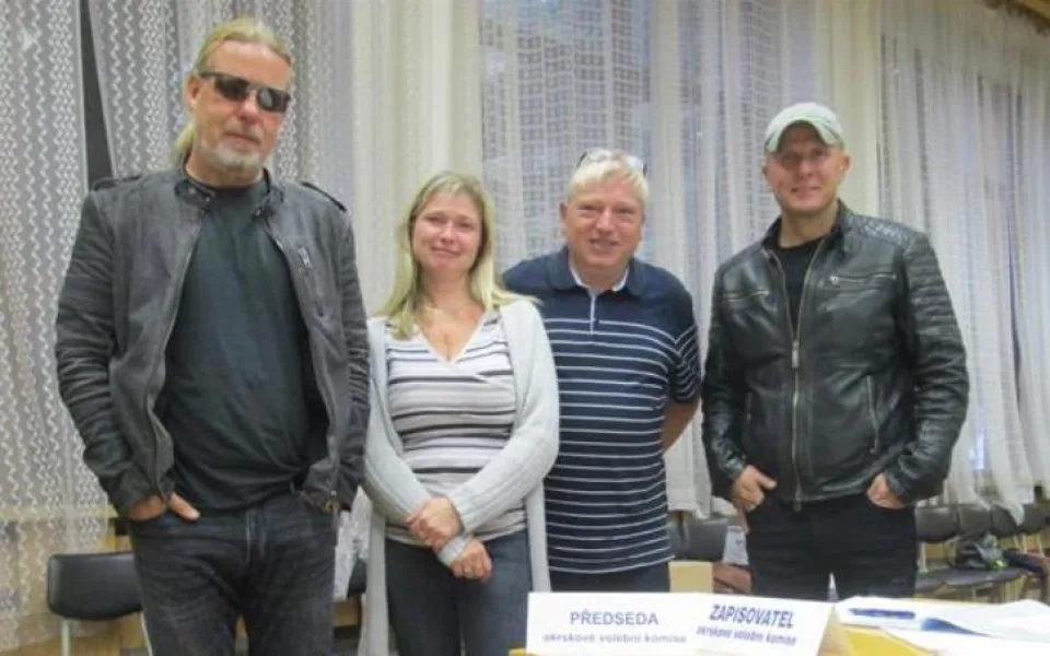 Slavní muzikanti se zapisovatelkou Michaelou Jiráčkovou a předsedou komise Pavlem Schmidtem