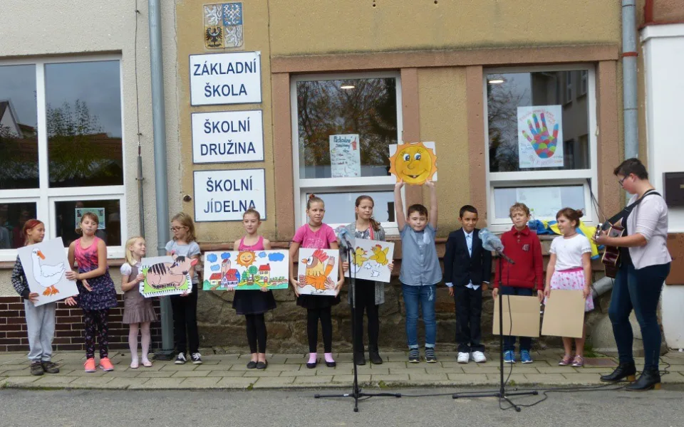 Škola v Dolní Cerekvi  slaví výročí. Občerstvení na oslavy připravili sami žáci