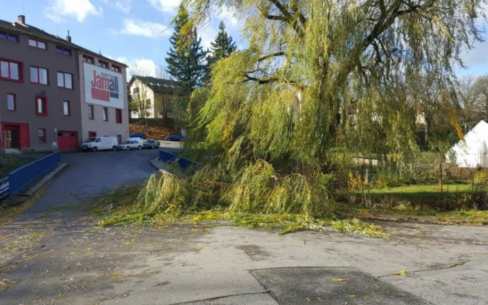 Vichřice si vyžádala dvě oběti, jednu na Vysočině. Hasiči zde vyjeli k více než stovce případů