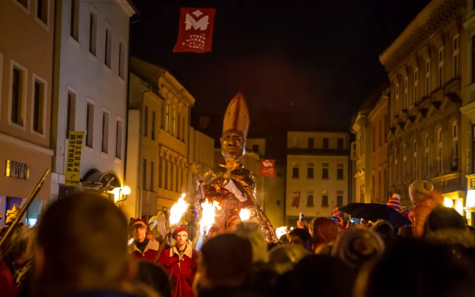 FOTO: Svatý Martin sníh do Jihlavy nepřivezl, zato měl problémy se sedlem. Ohňostroj nadchl