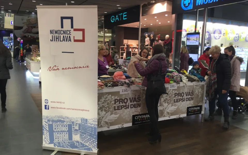 Letošní Šátkový veletrh byl úspěšný. Na onkologii díky němu poputuje přes padesát tisíc korun