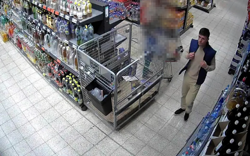 Dva muži okradli třiasedmdesátiletou seniorku. Přišla o peněženku a všechny doklady