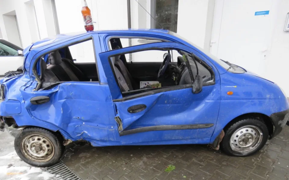 Řidič s téměř třemi promile boural. Poškodil zastávku a další auto, lhal policistům