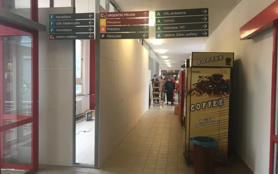 Na chodbách jihlavské nemocnice už nebude profukovat. Mění se okna, opraví se i hlavní vchod