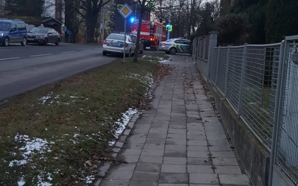 Na Bedřichově došlo k tragédii. Neznámý člověk postřelil starší řidičku, na místě zemřela