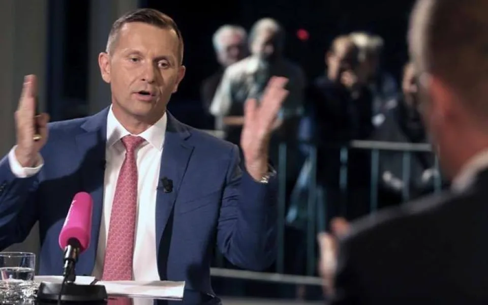 Jaromír Soukup při měření kaprů od oka