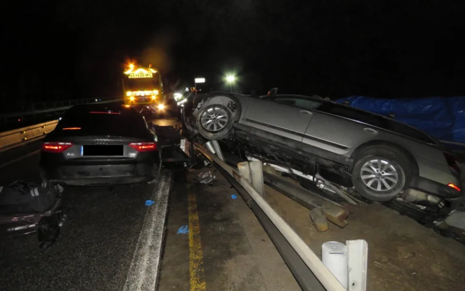 Na dálnici D1 při nehodě dvou aut zemřel jeden z cestujících. Další tři lidé se zranili