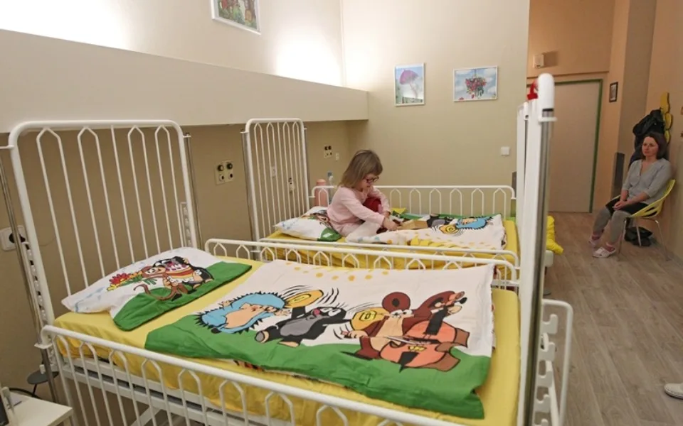 Malí pacienti v jihlavské nemocnici mají nový pokoj. Na povlečení i obrázcích je potěší krteček