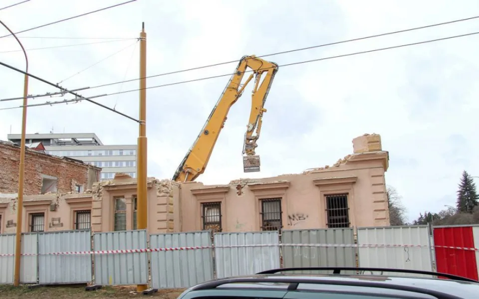 V areálu bývalých Štefánikových kasáren je k vidění bagr s jeřábem. Demolice pokračuje