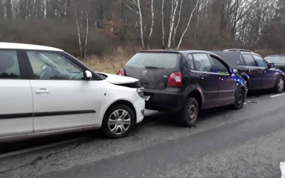 Nedaleko Kostelce se opět bouralo. Nehoda čtyř aut se obešla bez zranění