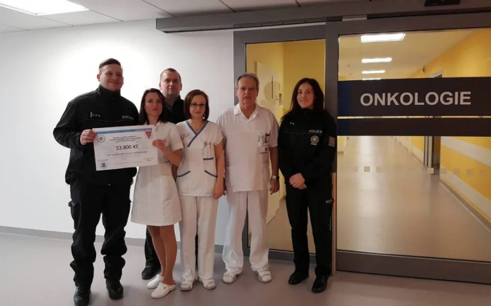 Téměř čtyřiapadesát tisíc putuje na jihlavskou onkologii. Dar je od policistů z Vysočiny