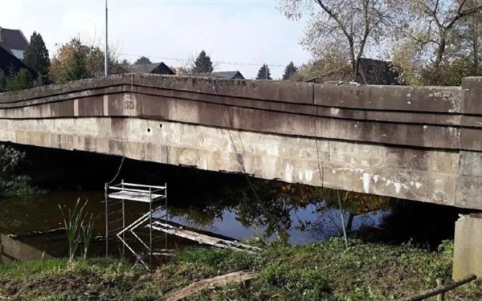 V Mírovce zavřeli most přes řeku Šlapanku. Zničili ho řidiči těžké dopravy