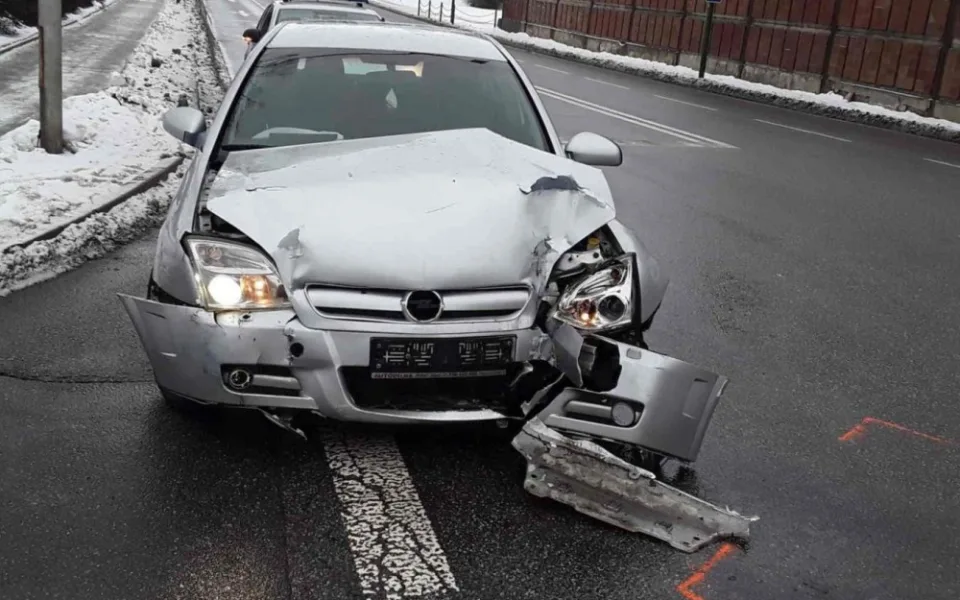 Ráno se v Třebíči střetl autobus s osobním autem. V péči zdravotníků skončilo tříleté dítě