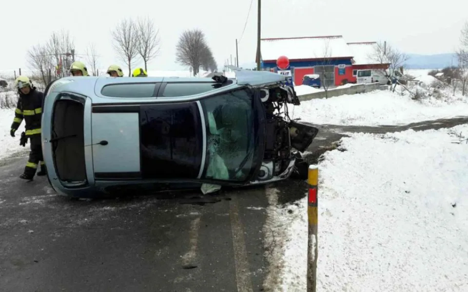 U Jeclova havarovalo auto, skončilo na boku. Zranili se dva lidé