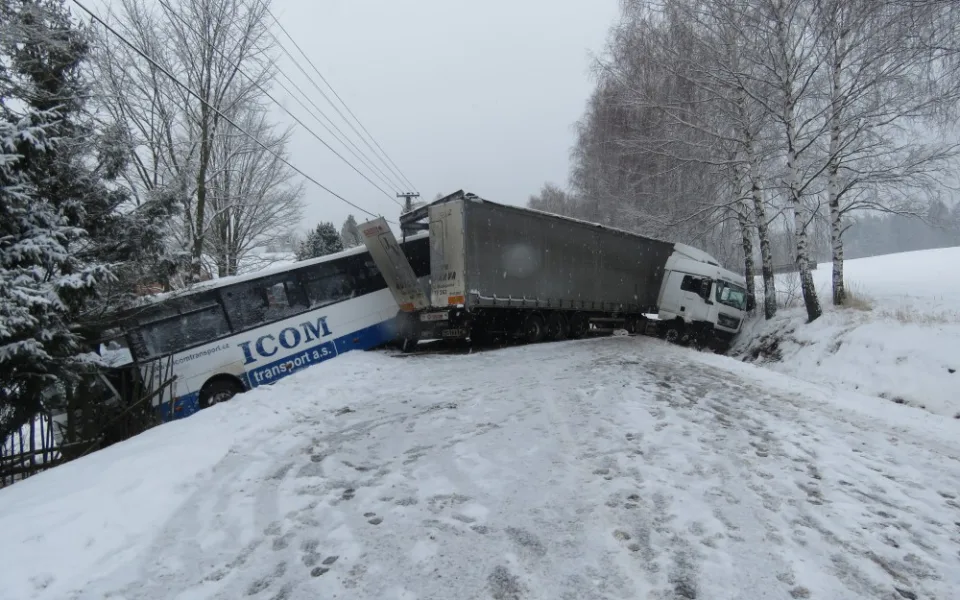 Policisté od rána evidují skoro čtyřicet nehod. Boural třeba i autobus s náklaďákem