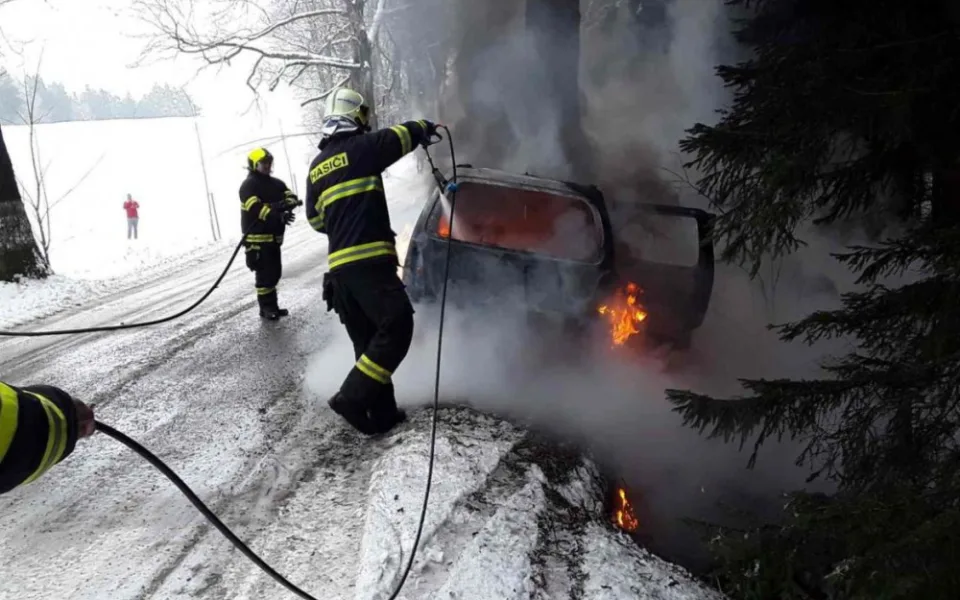 Auto začalo po nárazu do stromu hořet.  Dva lidé skončili se zraněním v nemocnici
