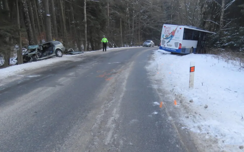U Bílého Kamene dnes zemřel šestapadesátiletý řidič. V protisměru se střetl s autobusem