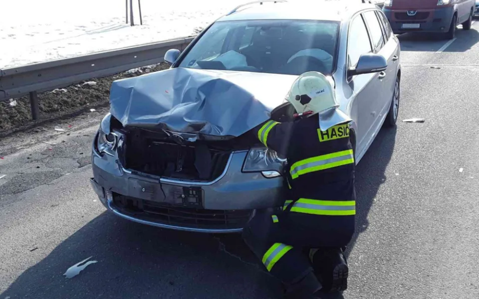 V Třebíči se střela tři osobní vozidla, nehoda si vyžádala jedno zranění