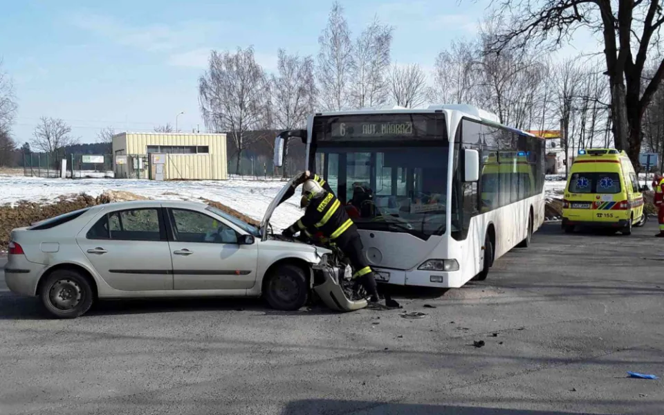 Řidič autobusu přehlédl osobní auto a došlo k nehodě. Škoda je sto tisíc korun