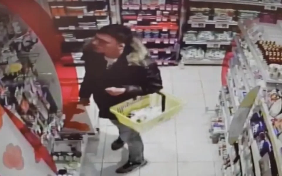 Policie pátrá po zloději kosmetiky. Zaměřil se na kartáčky a parfémy