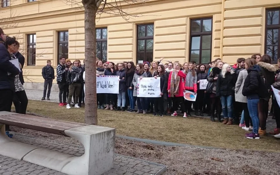 Studenti se na Vysočině připojili k výstražné stávce. Zúčastnili se i jihlavští gymnazisté
