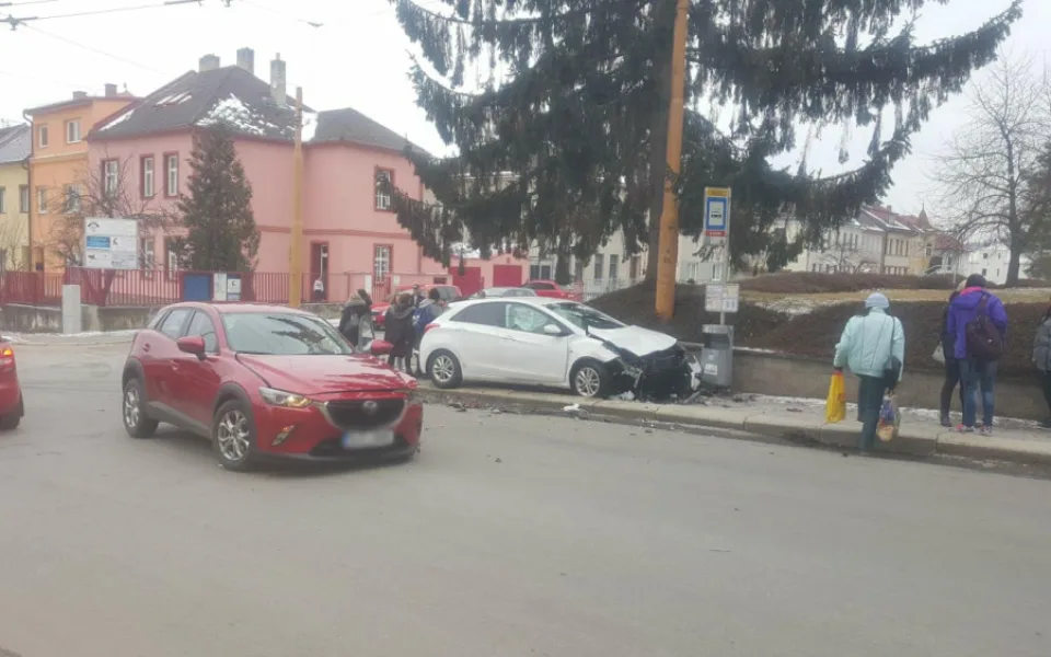 V Jihlavě se střetla dvě auta, jeden člověk se těžce zranil. Policisté hledají svědky