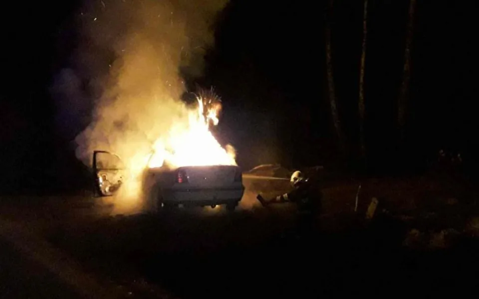 U Lesoňovic havarovala řidička, auto začalo ihned hořet. Skončila v nemocnici