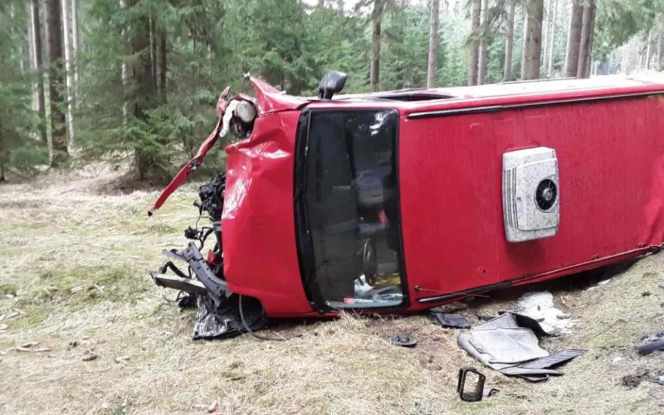 Třiadvacetiletý řidič dostal smyk a narazil do stromu. Škoda je sto dvacet tisíc korun
