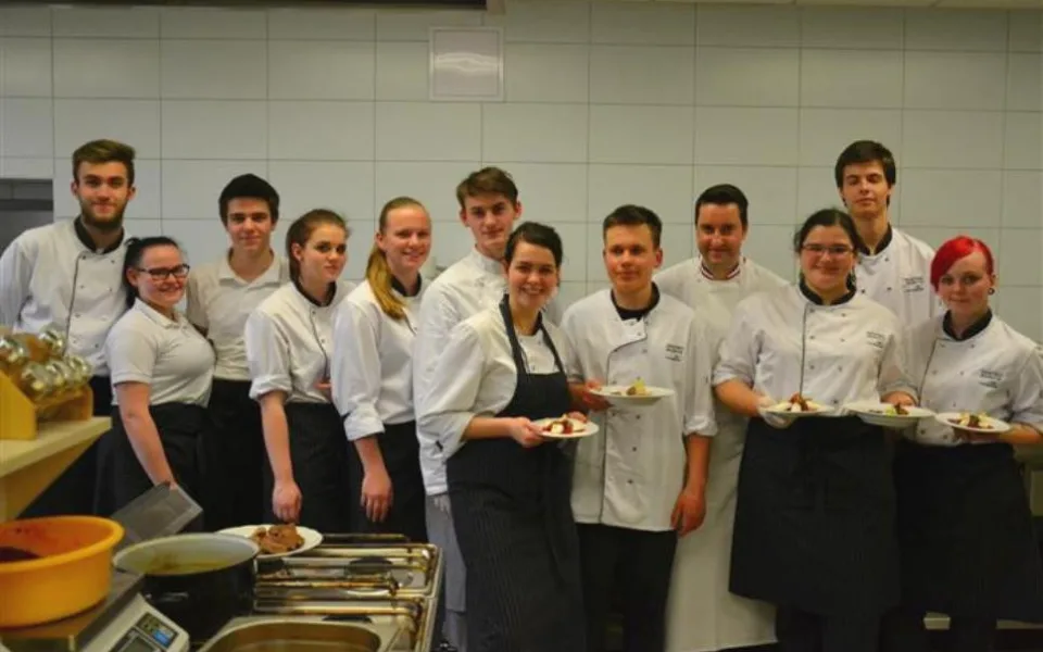 Kuchař s michelinskou hvězdou Fhilippe Mille  vaří se studenty vysočinské Gastroakademie
